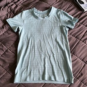 LULULEMON TSHIRT